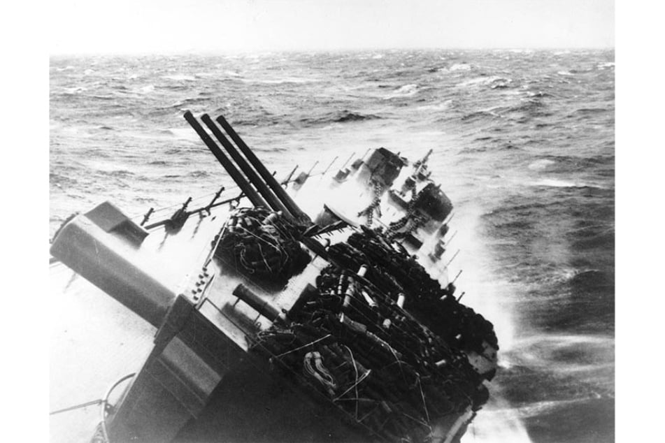 Die USS Santa Fe während des Taifuns Cobra 1944.