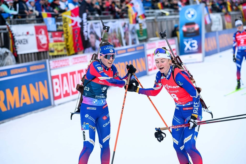 Jeanne Richard (23, r.) soll Ende der vergangenen Saison das Gewehr ihrer Konkurrentin Océane Michelon (23, l.) manipuliert haben.