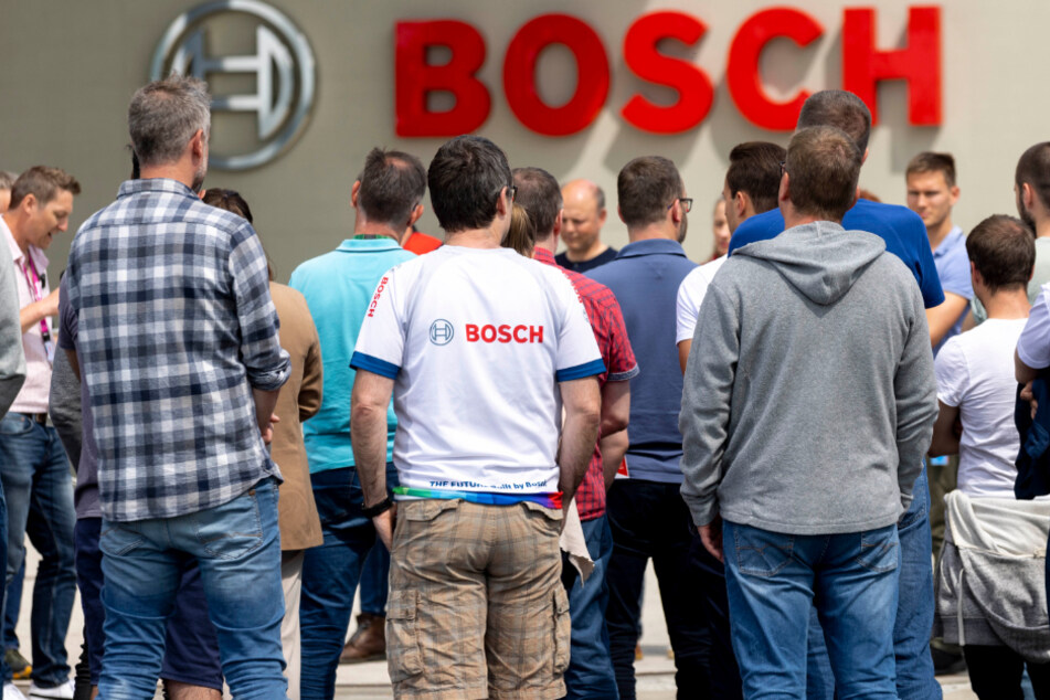 Bosch-Mitarbeiter streiken in der Pause, Hafen-Mitarbeiter ziehen nach
