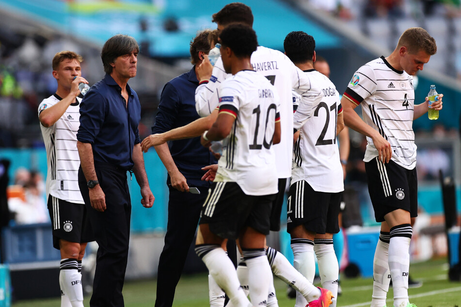 Die deutsche Nationalmannschaft spielte erkennbar für Joachim Löw (61, 2.v.l.), zeigte Herzblut, Biss und Leidenschaft. Dazu brannte sie phasenweise ein Offensivfeuerwerk ab und eroberte so die Herzen einiger Zuschauer zurück.
