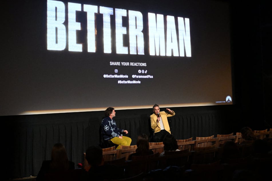 Gleich zu Jahresbeginn 2025 läuft in den Kinos das satirische Musical "Better Man" an, das die Geschichte des britischen Popsängers Robbie Williams (r.) erzählt.