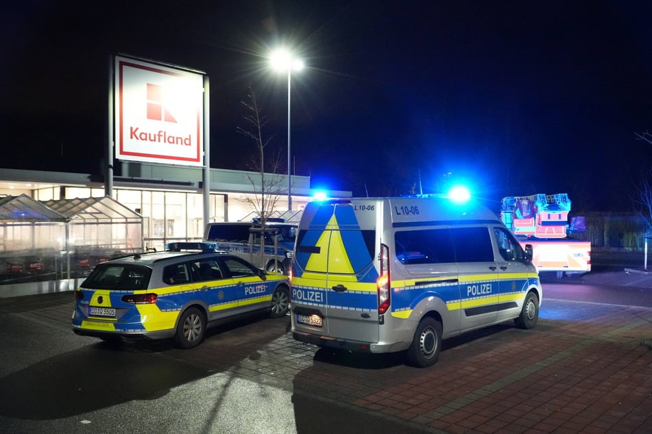 Polizeifahrzeuge am Kaufland in Leipzig-Grünau - kurz vor Ladenschluss wollten Ganoven Samstagabend mit einem Auto in den Tresorraum rasen.