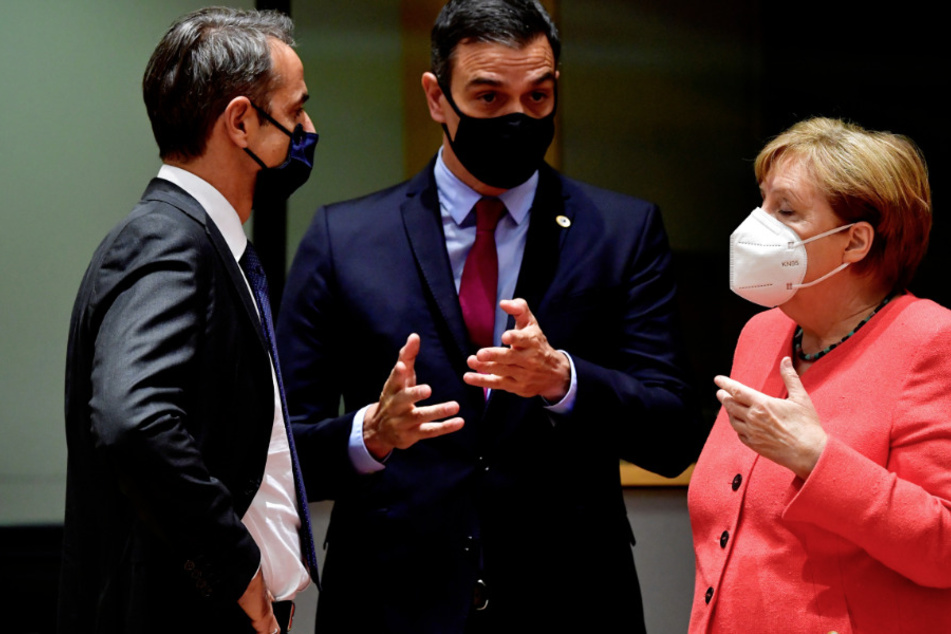 Belgien, Brüssel: Kyriakos Mitsotakis (l), Ministerpräsident von Griechenland, Pedro Sanchez, Ministerpräsident von Spanien, und Bundeskanzlerin Angela Merkel während eines Gesprächs im Rahmen des EU-Gipfels.