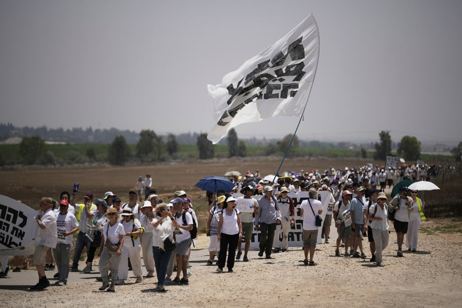 Friedensaktivisten marschieren in der Nähe der Grenze zwischen Israel und Gaza, um ein Ende des Krieges und der Aushungerung der Zivilbevölkerung sowie die Freilassung aller von der Hamas im Gazastreifen festgehaltenen Geiseln zu fordern.