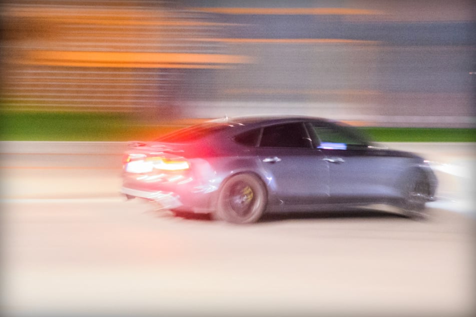 Die Polizei ermittelt gegen einen Autofahrer der eine Gruppe Kinder und ihre Eltern nötigte. (Symbolbild)