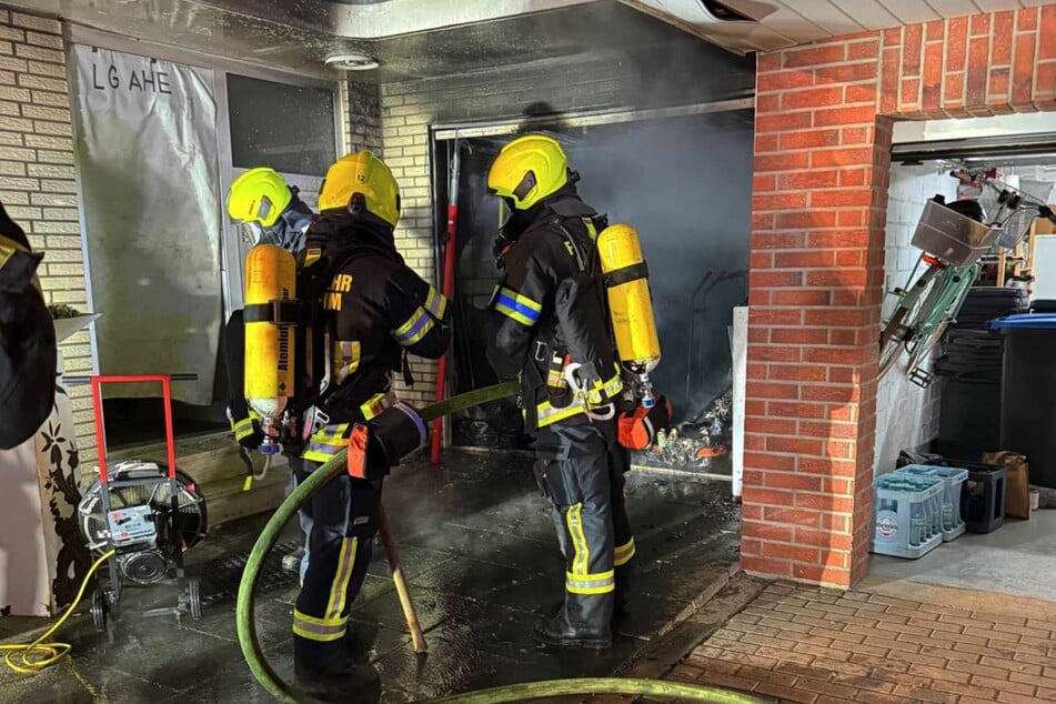 Rund 35 Feuerwehrkräfte waren vor Ort um gegen die Flammen zu kämpfen.