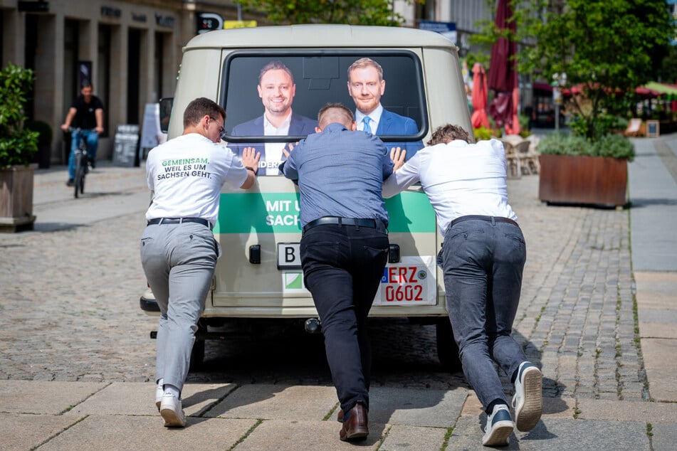 Weil der Barkas nicht anspringt, muss das Wahlkampfteam schieben.