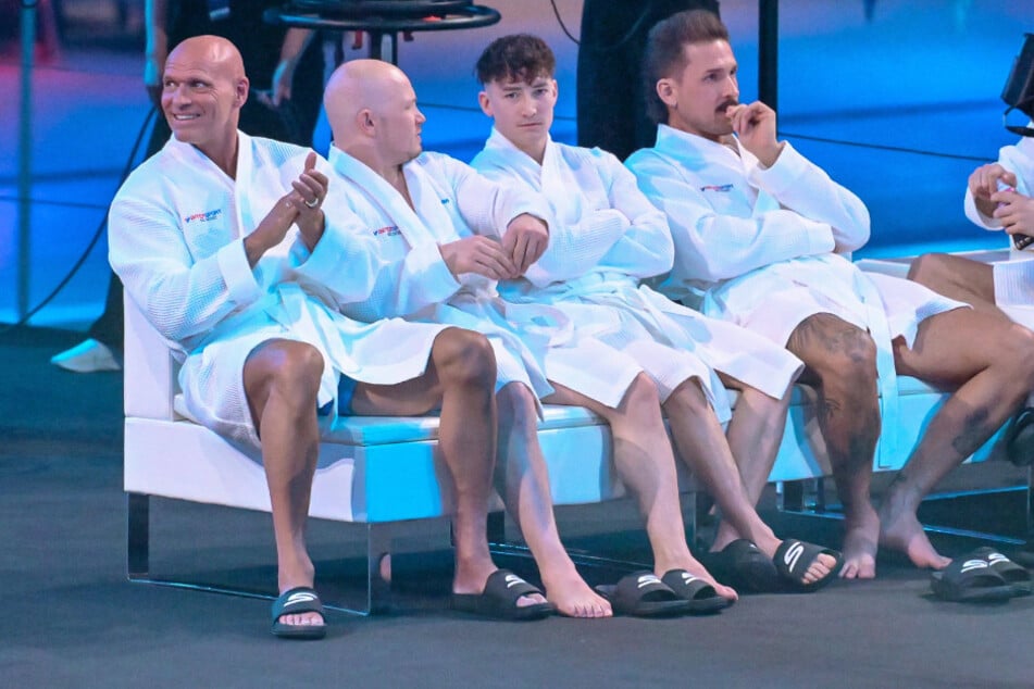 Durch das strikte Wasser-Verbot war "Mr. Kasalla" (l.) zum Zuschauen am Beckenrand gezwungen.