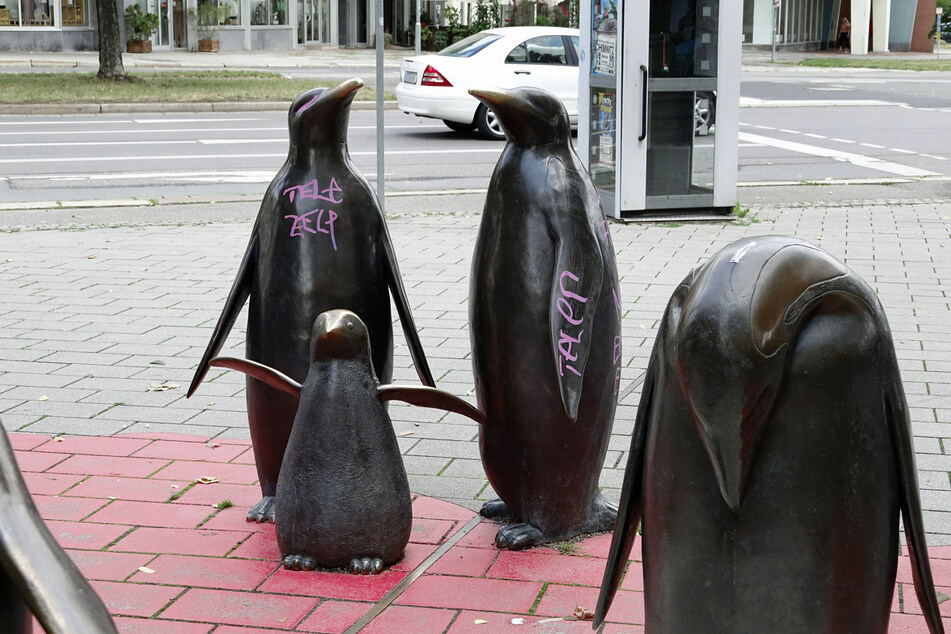 Mehrere Pinguine wurden im Chemnitzer Zentrum beschmiert.