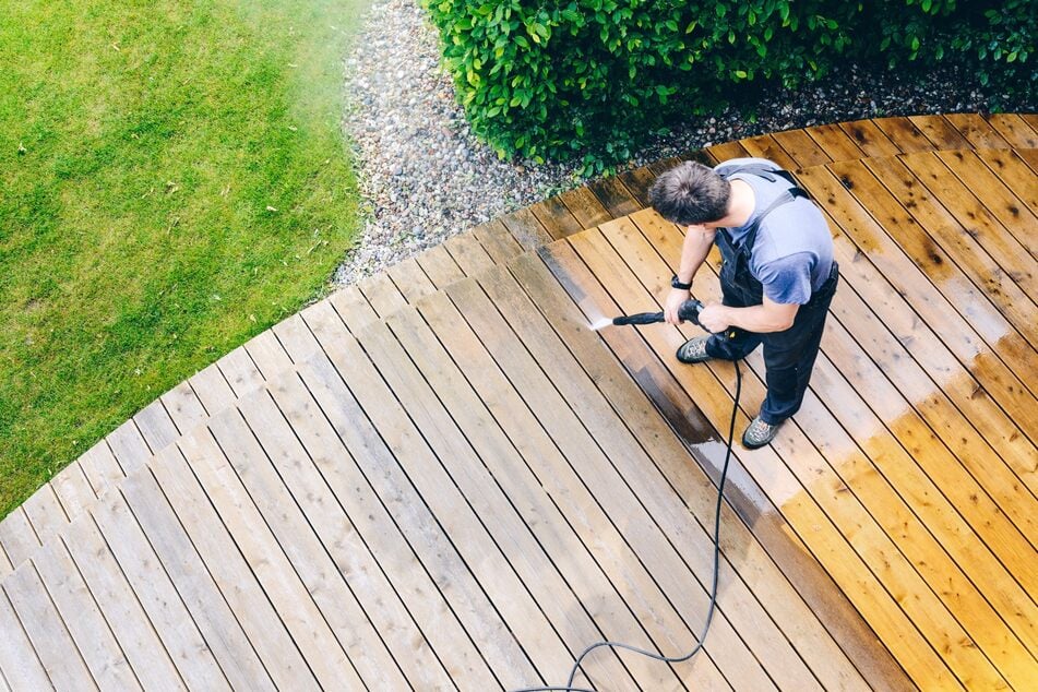 Die Terrasse hat es nötiger, als man denkt. Wir klären, wie Du Deine Holzterrasse reinigen kannst.