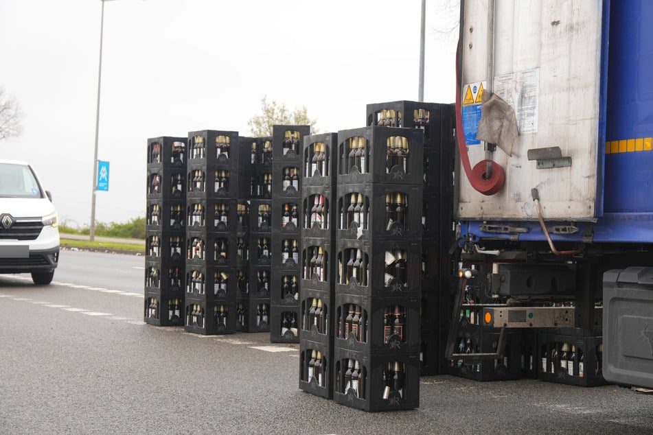 Mehrere Teile der Ladung landeten außerhalb des Lastwagens.