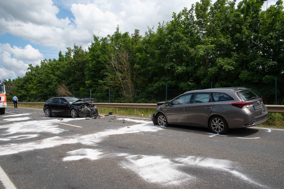 Auf einer Bundesstraße bei Kerpen sind zwei Autos frontal zusammengestoßen.