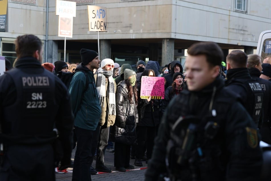 Sie demonstrierten gegen die AfD und deren Vorsitzenden Tino Chrupalla (49), der sich in der Stadt befand.