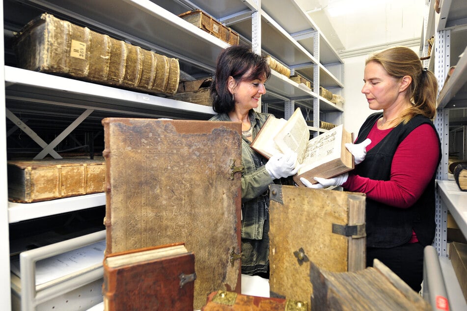 Elke Beer und Ina Potts (TU-Bibliothek) zeigten 2011 wertvolle historische Schriften aus dem Bestand.