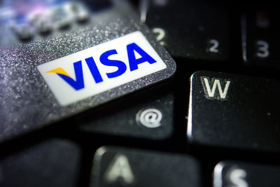 Eine Visa-Kreditkarte liegt auf einer Computertastatur. Der US-Finanzkonzern erholt sich dank steigender Ausgaben seiner Kreditkartenkunden langsam von der Corona-Krise.