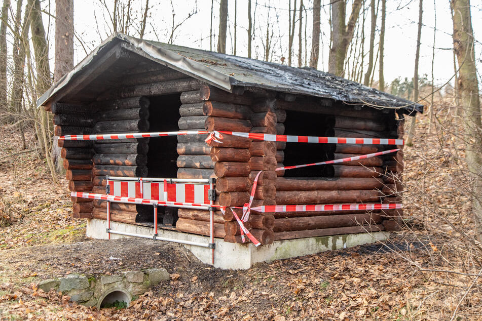 Brandstiftung im Erzgebirge: Schutzhütte in Flammen