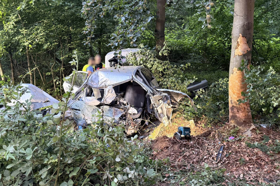 Gegen diesen Baum neben der B417 bei Hünstetten krachte der Mercedes am frühen Sonntagmorgen.