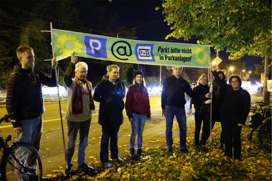 Das Bündnis "Verkehrswende Leipzig" demonstrierte gegen Autofahrer, die Grünflächen und Parkanlagen als Parkplatz nutzten.