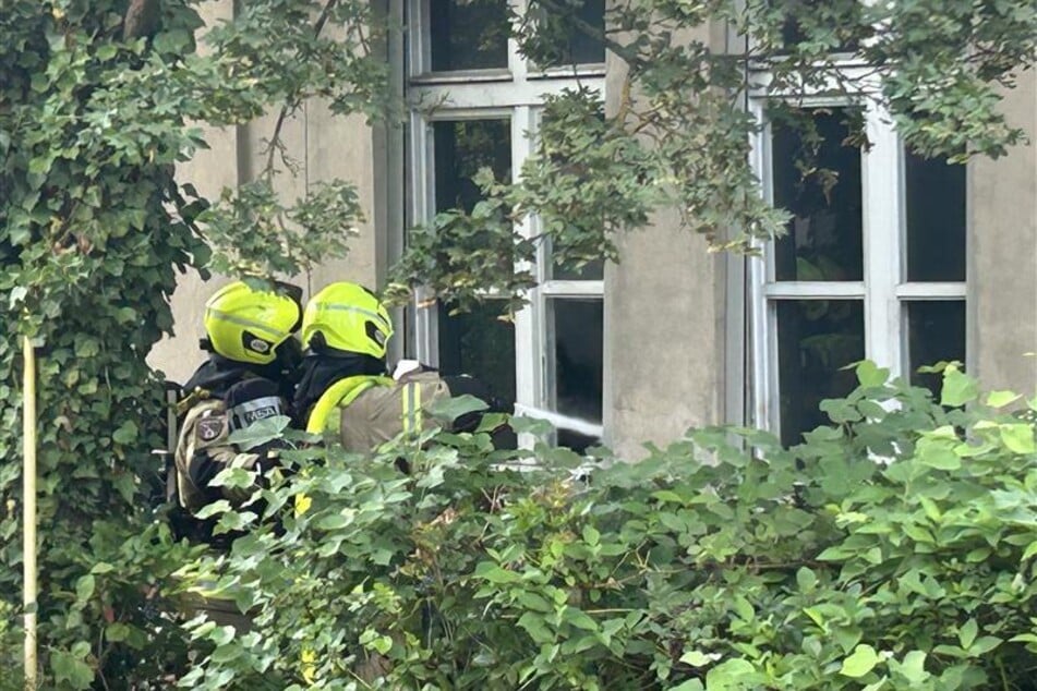Die Feuerwehr löschte den Brand durch ein Fenster.