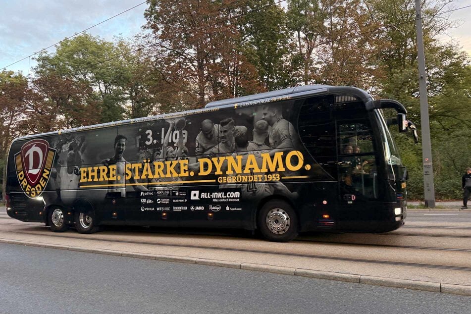 Anderthalb Stunden vor Anpfiff fuhr der Mannschaftsbus der SGD am Rudolf-Harbig-Stadion vor.