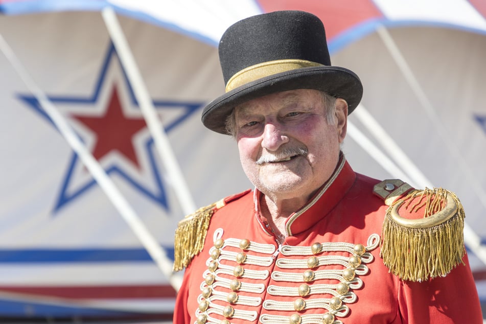 Senior Georg Frank (84) freut sich auf die anstehende Vorstellung in Freital: "Ich kann es kaum erwarten, als Moderator aufzutreten".