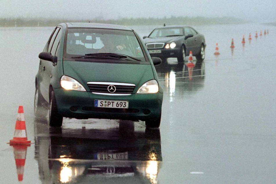 Oktober 1998: Eine Mercedes A-Klasse (vorne) sowie ein CLK demonstrieren auf dem Daimler-Benz-Prüfgelände bei Papenburg (Kreis Emsland) einen "Elchtest".