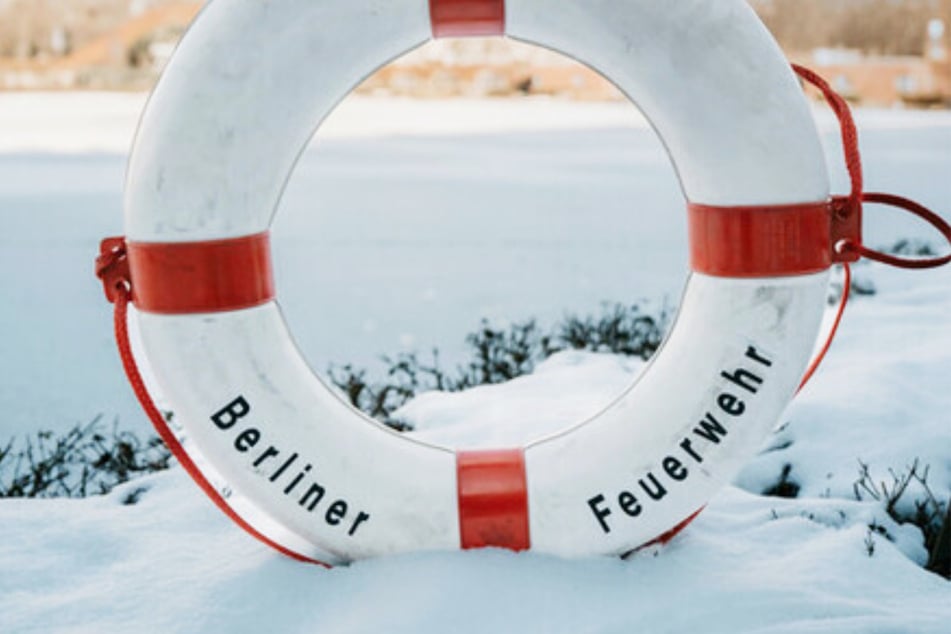 Die Dicke der Eisschicht auf Berliner Gewässern kann trügerisch sein. (Symbolbild)