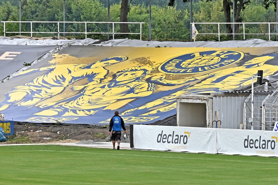 Die noch etwas unschön anmutenden Ecken des Stadions werden vorerst mit Bannern verdeckt.