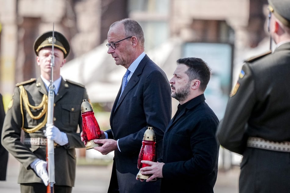 Nach einer russischen Reisewarnung stattet Kanzler Merz der Ukraine einen weiteren Solidaritätsbesuch ab. Während seines Aufenthalts gibt es erneut Drohnenalarm, gleich mehrfach hintereinander.
