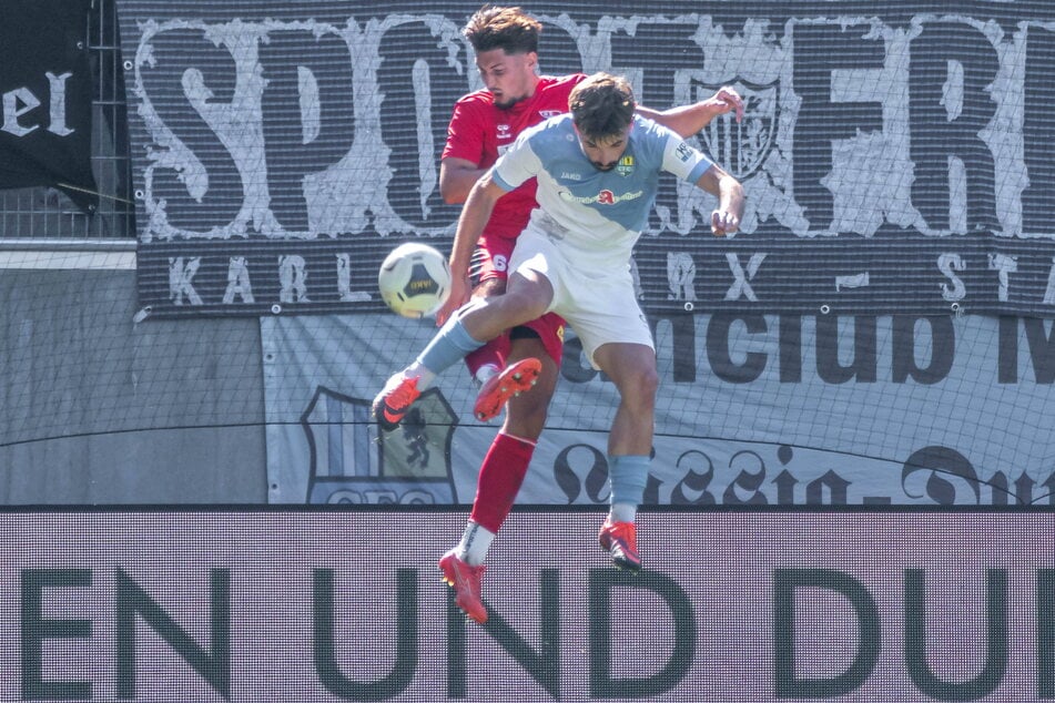 Nils Lihsek (25, v.) im Luftkampf mit dem Zehlendorfer Gabriel Figurski Vieira (23).