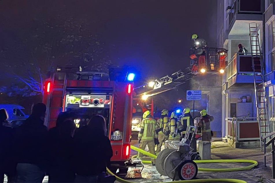 Die Feuerwehr ist mit einem Großaufgebot vor Ort gewesen und hat etwa 40 Bewohner über Leitern und durch den Hausflur in Sicherheit gebracht.