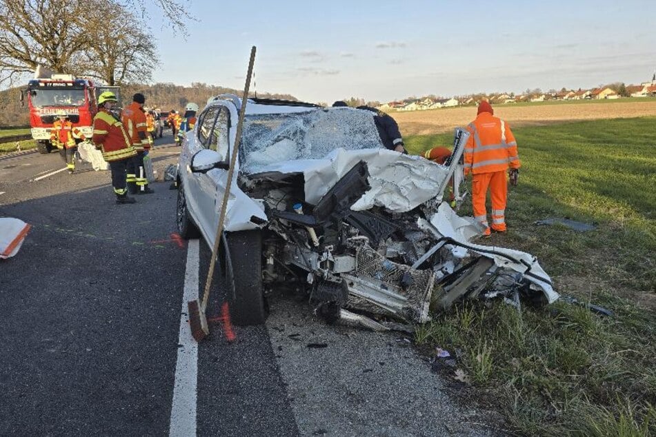 Der Fahrer des weißen Autos überlebte den Unfall nicht.