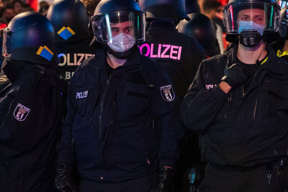 In der Nacht zu Sonntag sind bei Krawallen im Berliner James-Simon-Park 19 Einsatzkräfte der Polizei verletzt worden. (Symbolfoto)