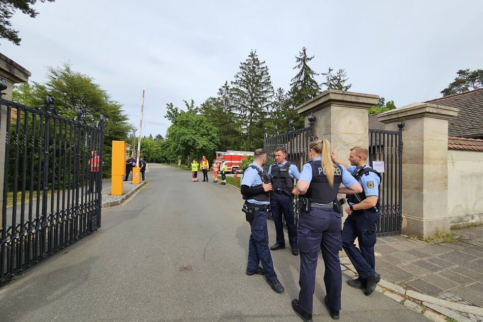 Polizisten stehen am Eingang zum gesperrten Südfriedhof in Nürnberg.