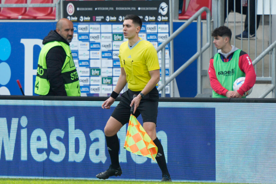 Plötzlich Linienrichter! Beim Spiel zwischen Wiesbaden und Meppen half ein Stadiongast an der Fahne aus.