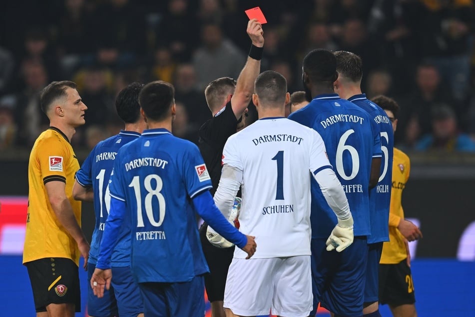 Im Heimspiel im Februar zeigte Schiedsrichter Lars Erbst Patric Pfeiffer vor der Halbzeit die Rote Karte, danach schoss die SGD zwei Tore noch vor der Pause.