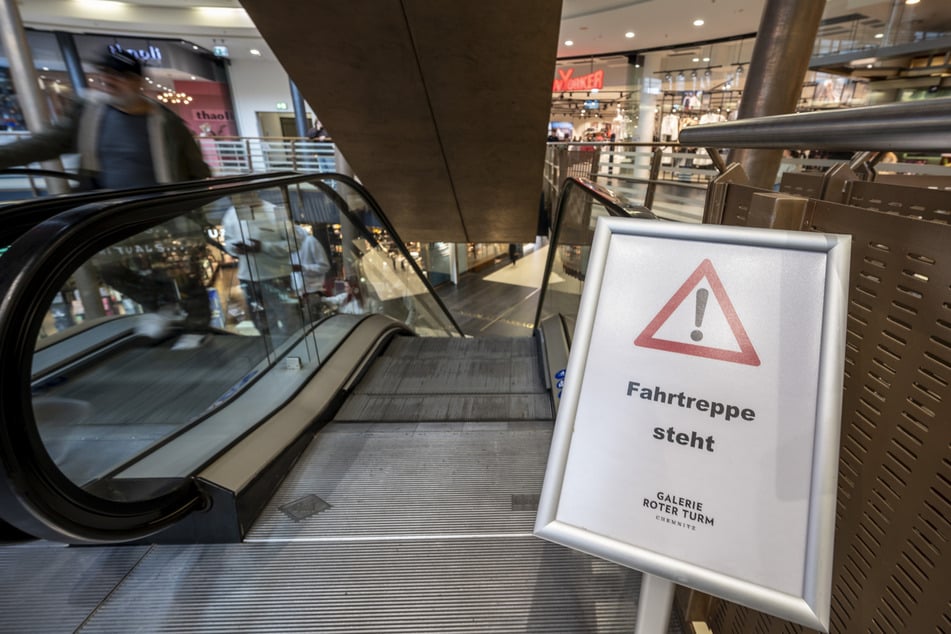 Ein Warnschild weist darauf hin, dass die Rolltreppen in der Galerie Roter Turm immer noch defekt sind.