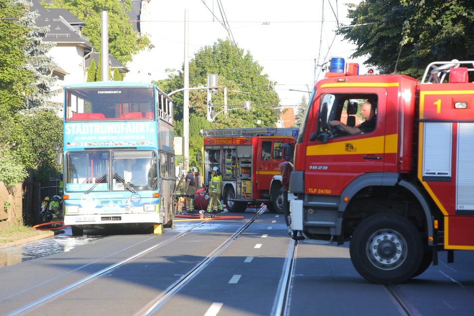 Für die Dauer des Einsatzes war die Bautzner Landstraße rund um die Unglückstelle in Bühlau voll gesperrt.