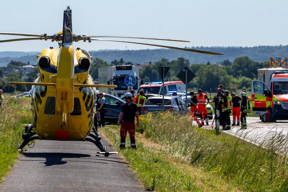Mehrere Verletzte bei Crash auf Landstraße: Hubschrauber im Einsatz