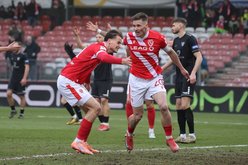 Torschützen unter sich: Moritz Hannemann (l.) erzielte das erste Cottbuser Tor, Axel Borgmann das zweite.