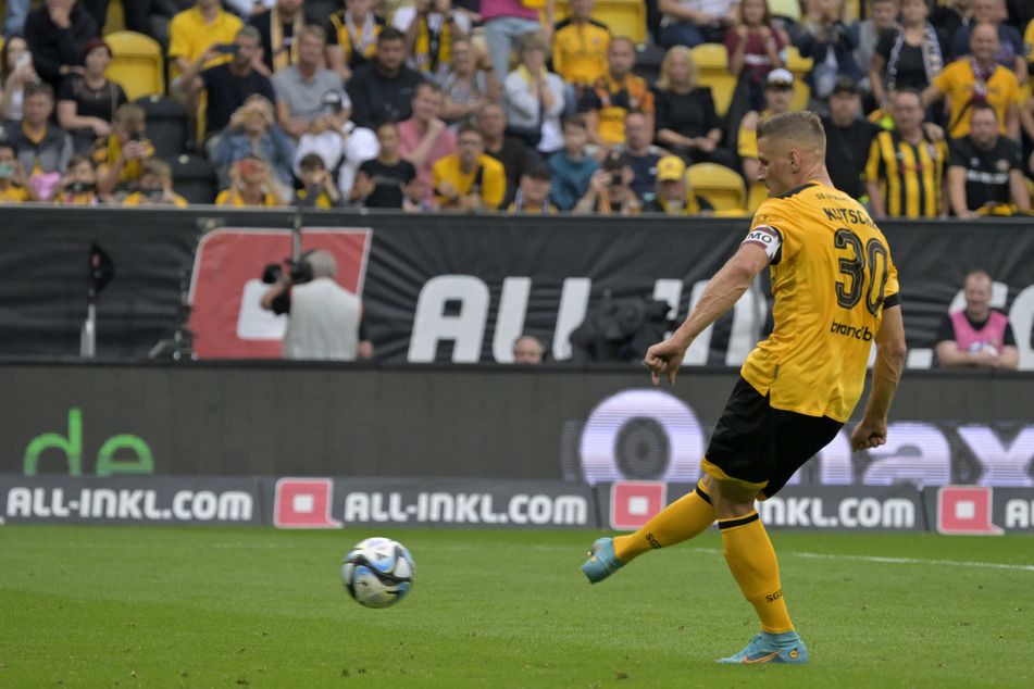 Stefan Kutschke führte Dynamo als Kapitän aufs Feld, übernahm sofort Verantwortung und verwandelte den Foulelfmeter zum 2:0.