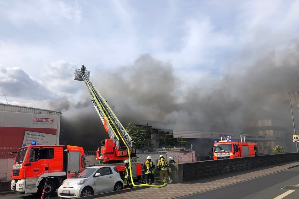 Am Donnerstagnachmittag sind im Remondis Wertstoff-Center in Köln-Deutz mehrere Kubikmeter Pappe in Brand geraten.