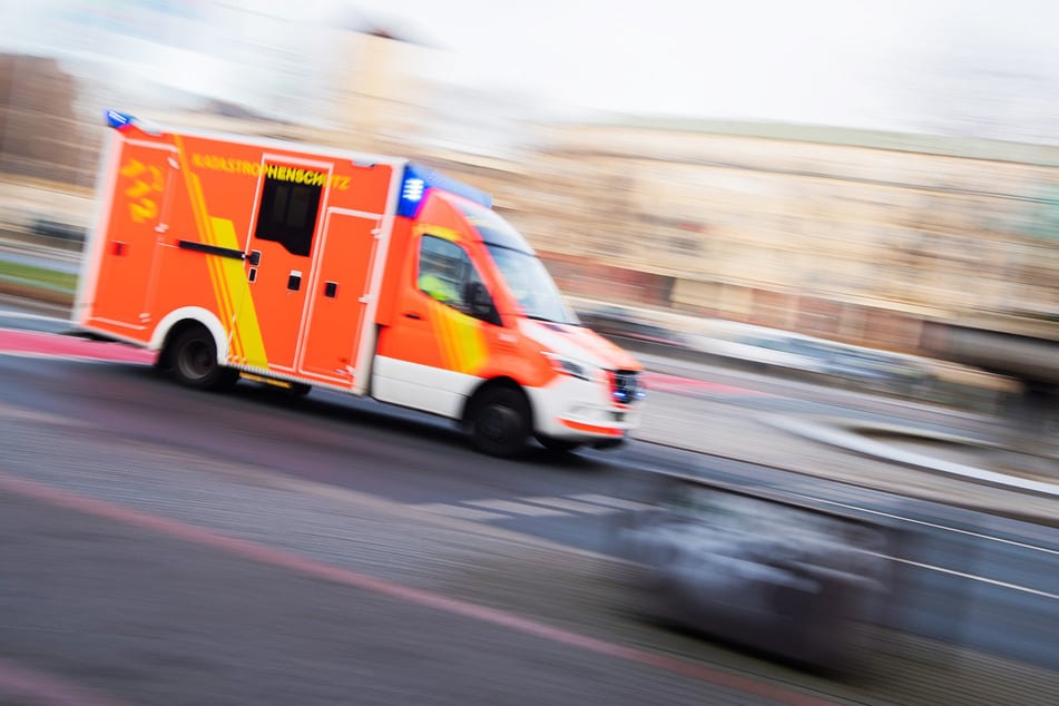 In Pirna kam es zum Unfall zwischen einem Rettungswagen und einem 14-jährigen Radfahrer. (Symbolbild)