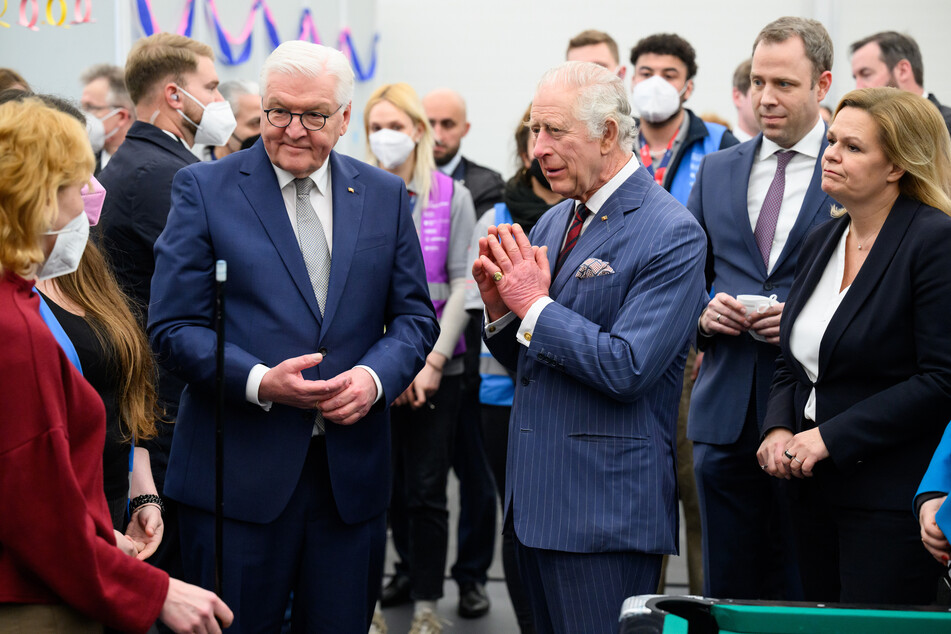 Zusammen mit Bundespräsident Frank-Walter Steinmeier (l.) und Innenministerin Nancy Faeser (r.) besuchte König Charles (M.) das Ankunftszentrum am Flughafen Tegel.
