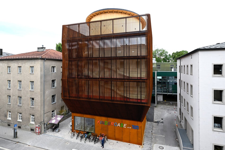 München: Klettern, rutschen, staunen: Spektakuläre Stararchitekten-Kita mitten in München eröffnet