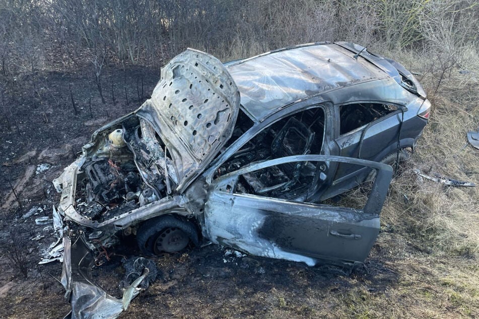 Der Wagen des 21-Jährigen brannte nach dem Crash vollständig aus.