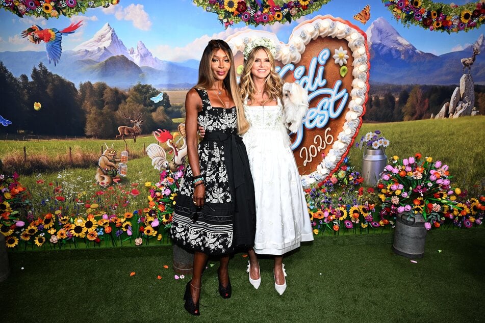 Mama Heidi Klum (53) eröffnete das zweite "HeidiFest" im weißen Kleid.