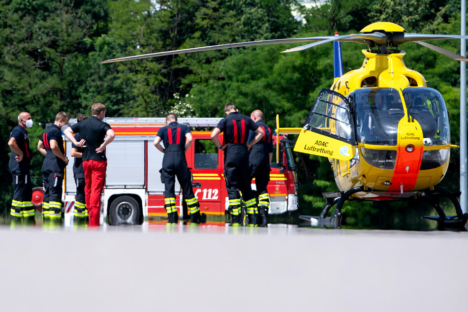 Unter anderem zwei Rettungshubschrauber sind im Einsatz. (Symbolbild)