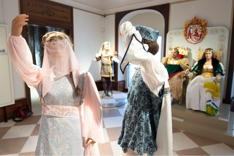 Exponate stehen im einstigen Jagdschloss der Wettiner in der Ausstellung "Drei Haselnüsse für Aschenbrödel".
