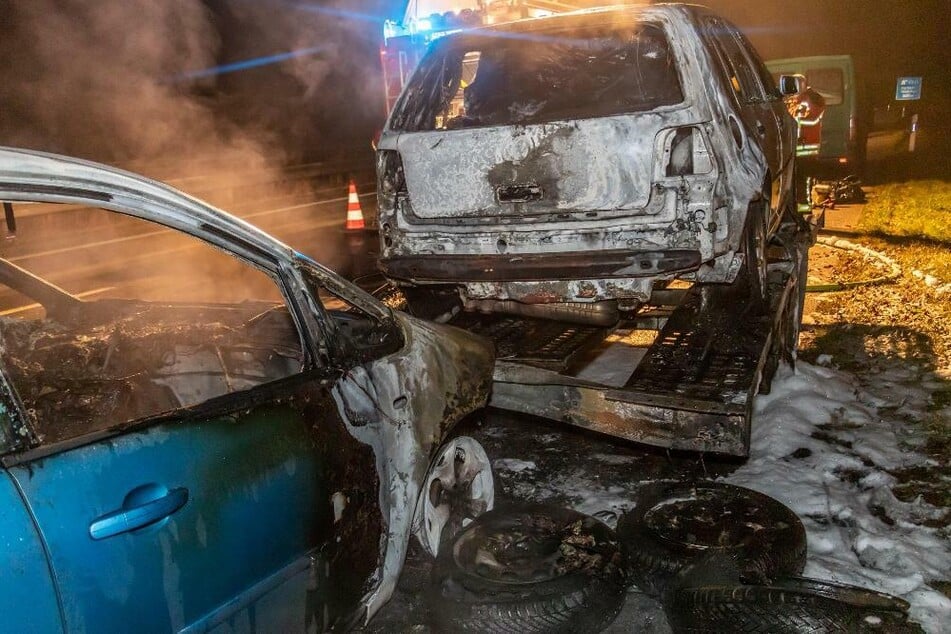 Nach einem Auffahrunfall finden die Fahrzeuge auf der A3 Feuer.
